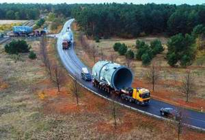 Heavy transport of the column sections to the PCK refinery (photo courtesy: Mammoet)