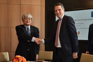 During the signing ceremony: Yoshitaka Arakawa, Senior Associate Director, Division General Manager, Basic Petrochemicals Divison, MCC (left) and John van der Velden, Managing Director, Linde Engineering Division (right).