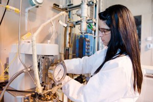 A chemical engineering technician performing tests at the Enerkem Innovation Center in Westbury, Quebec. (Photo Enerkem Inc,)